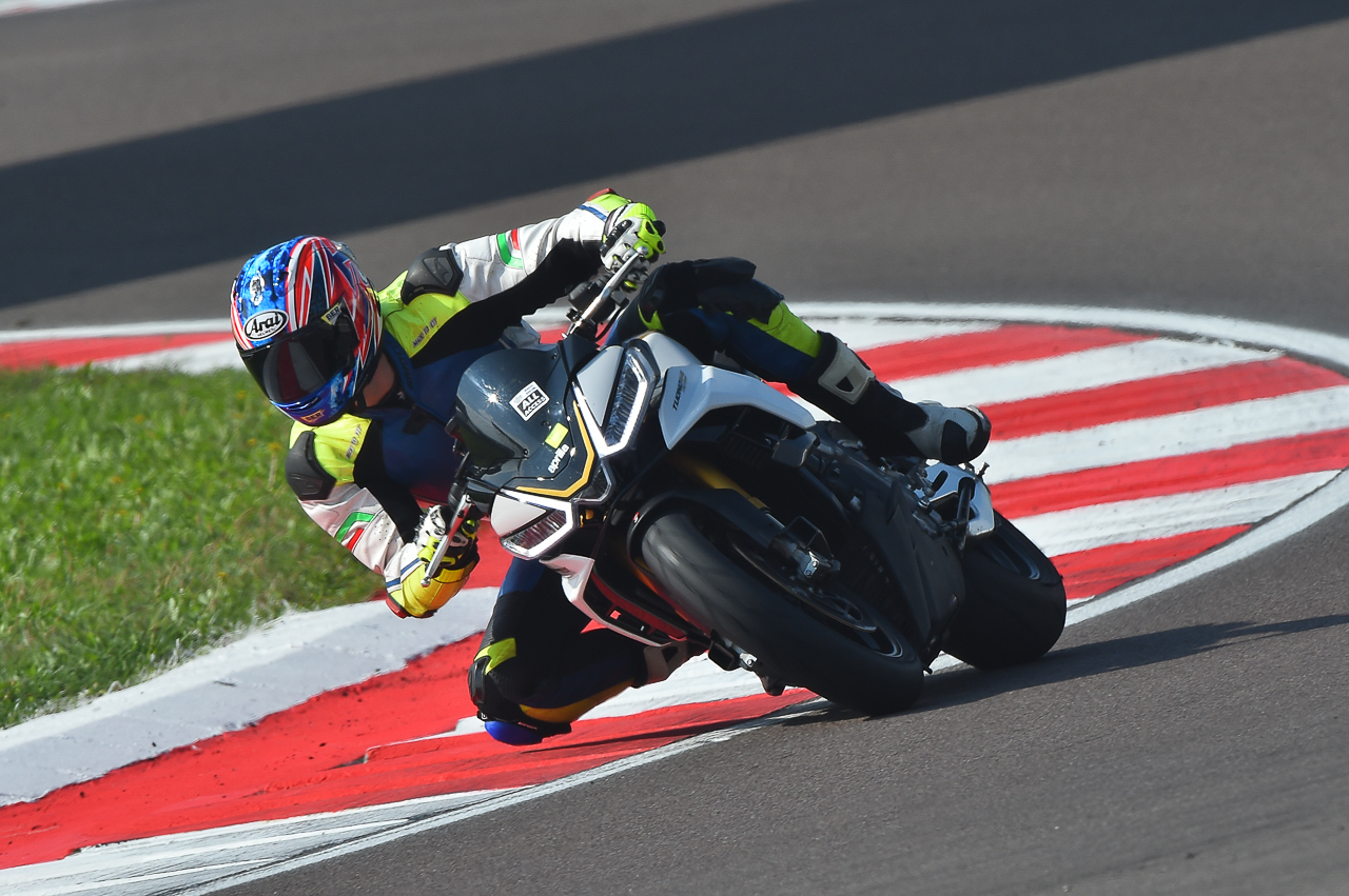 AL CREMONA CIRCUIT CON LE APRILIA V4