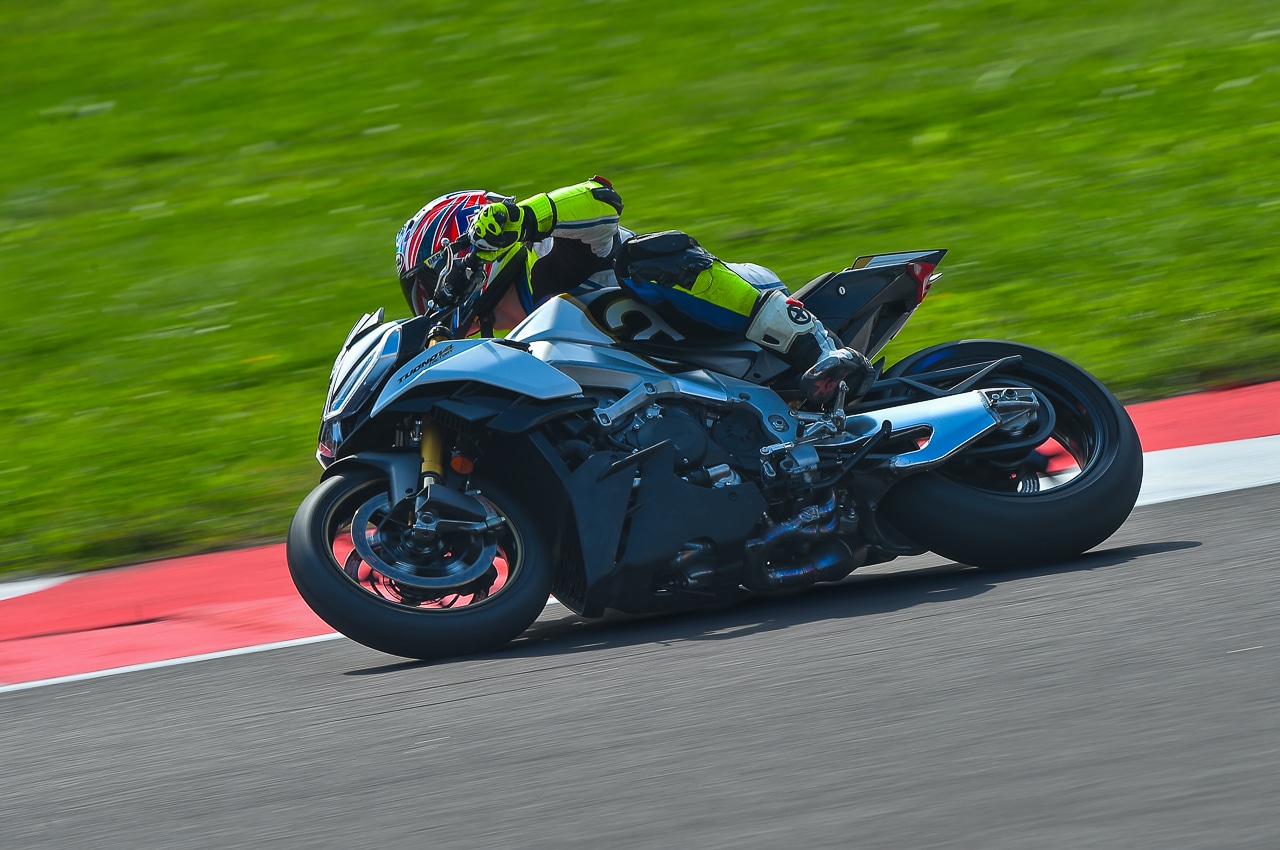 AL CREMONA CIRCUIT CON LE APRILIA V4