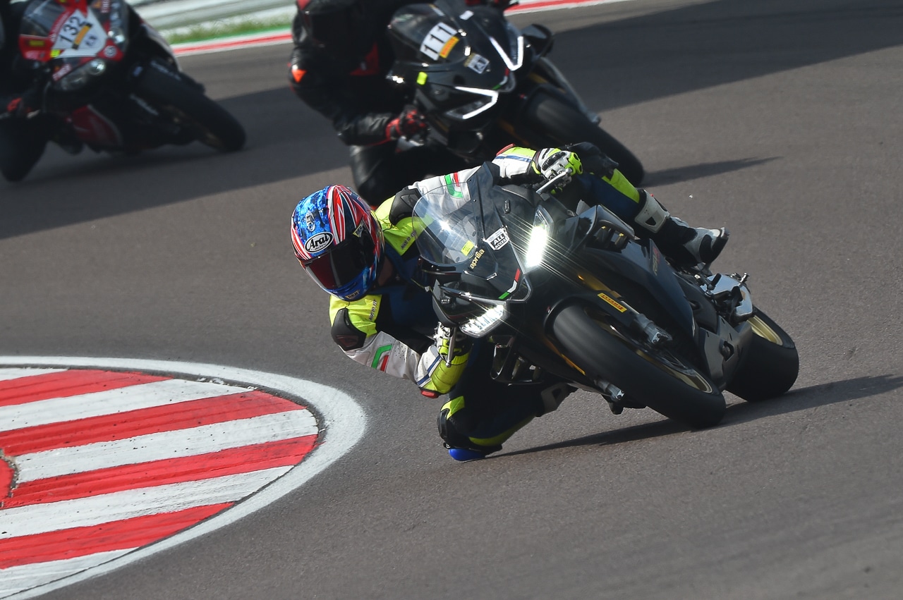 AL CREMONA CIRCUIT CON LE APRILIA V4