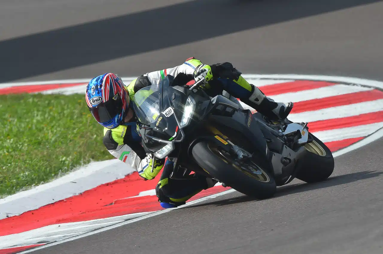 AL CREMONA CIRCUIT CON LE APRILIA V4