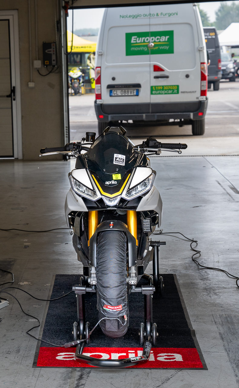 AL CREMONA CIRCUIT CON LE APRILIA V4