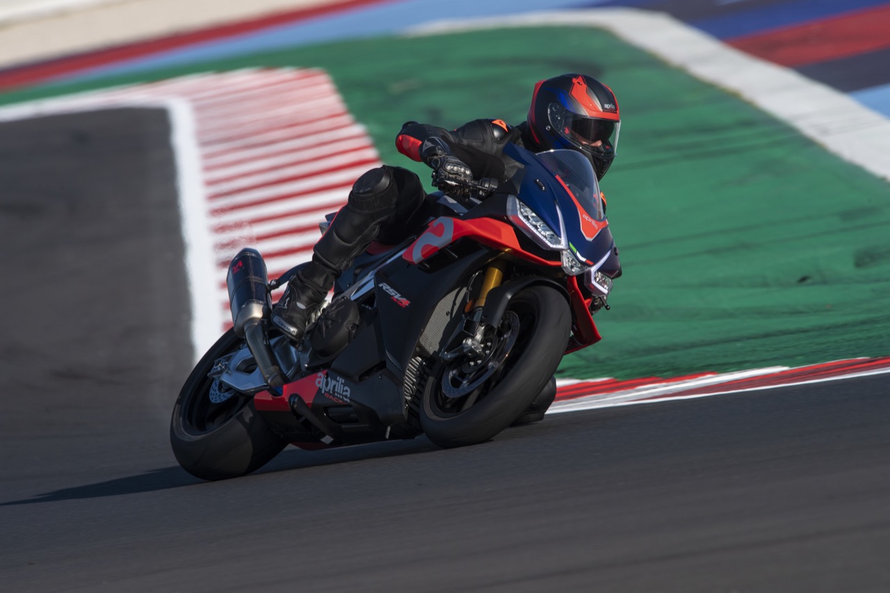 Aprilia RSV4 e RSV4 Factory - nuove foto 2021 