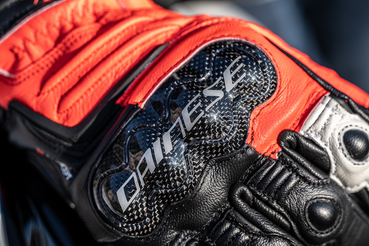 Dainese Giacca Racing 3 D-Dry e Guanti Carbon 4
