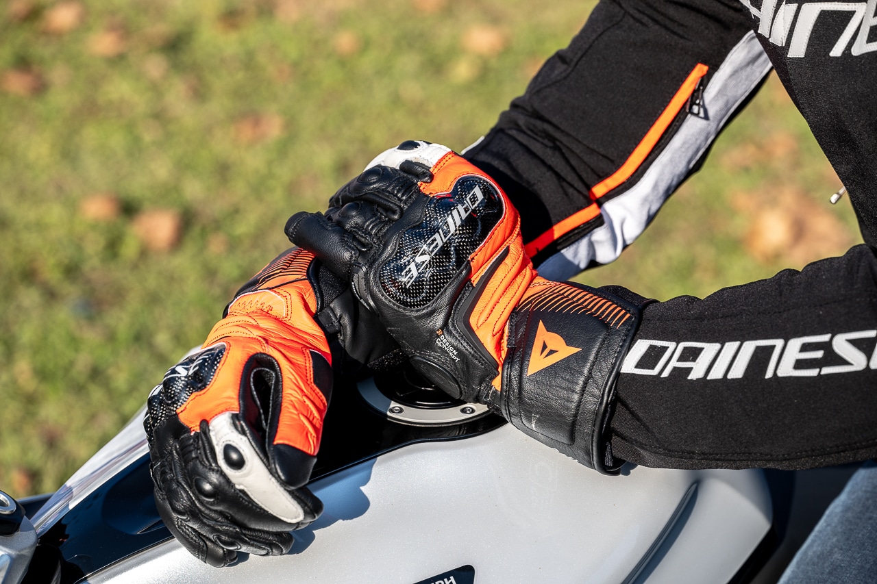 Dainese Giacca Racing 3 D-Dry e Guanti Carbon 4