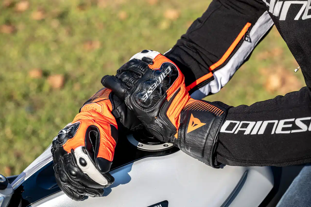 Dainese Giacca Racing 3 D-Dry e Guanti Carbon 4
