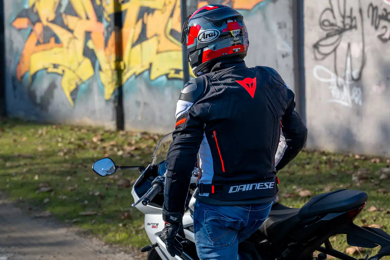 Dainese Giacca Racing 3 D-Dry e Guanti Carbon 4
