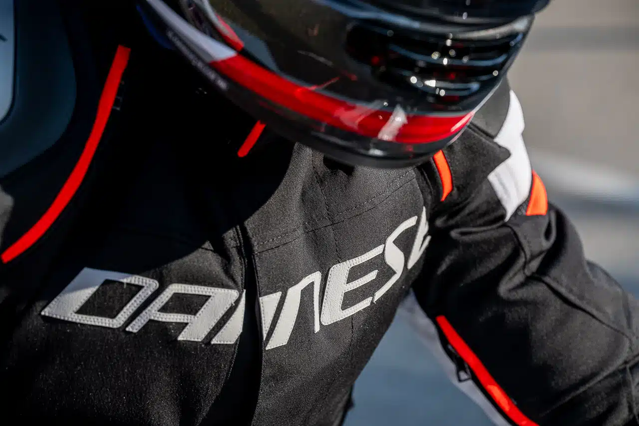 Dainese Giacca Racing 3 D-Dry e Guanti Carbon 4