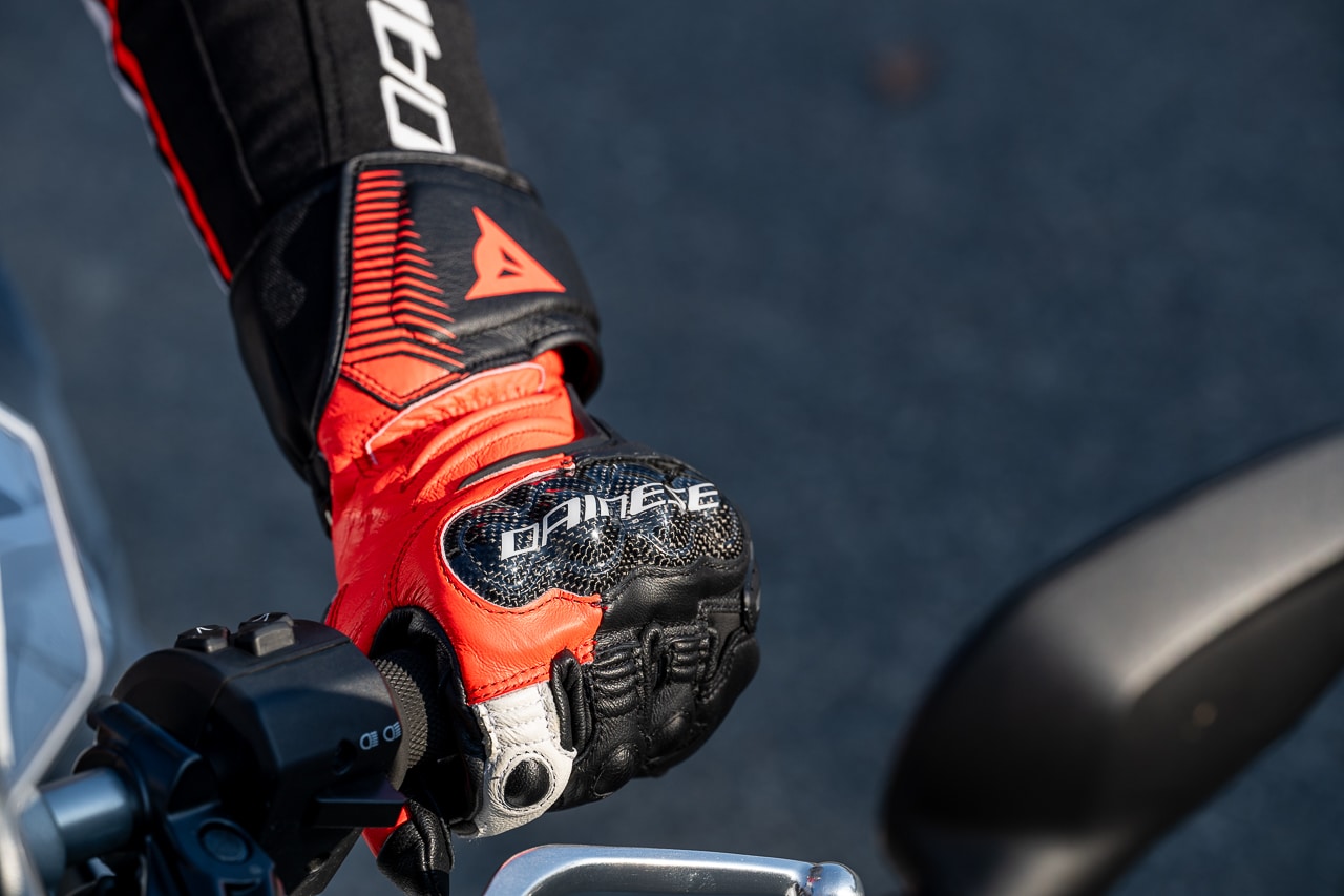 Dainese Giacca Racing 3 D-Dry e Guanti Carbon 4
