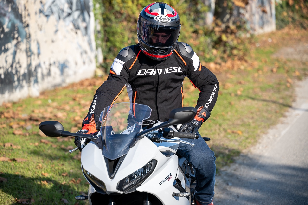 Dainese Giacca Racing 3 D-Dry e Guanti Carbon 4