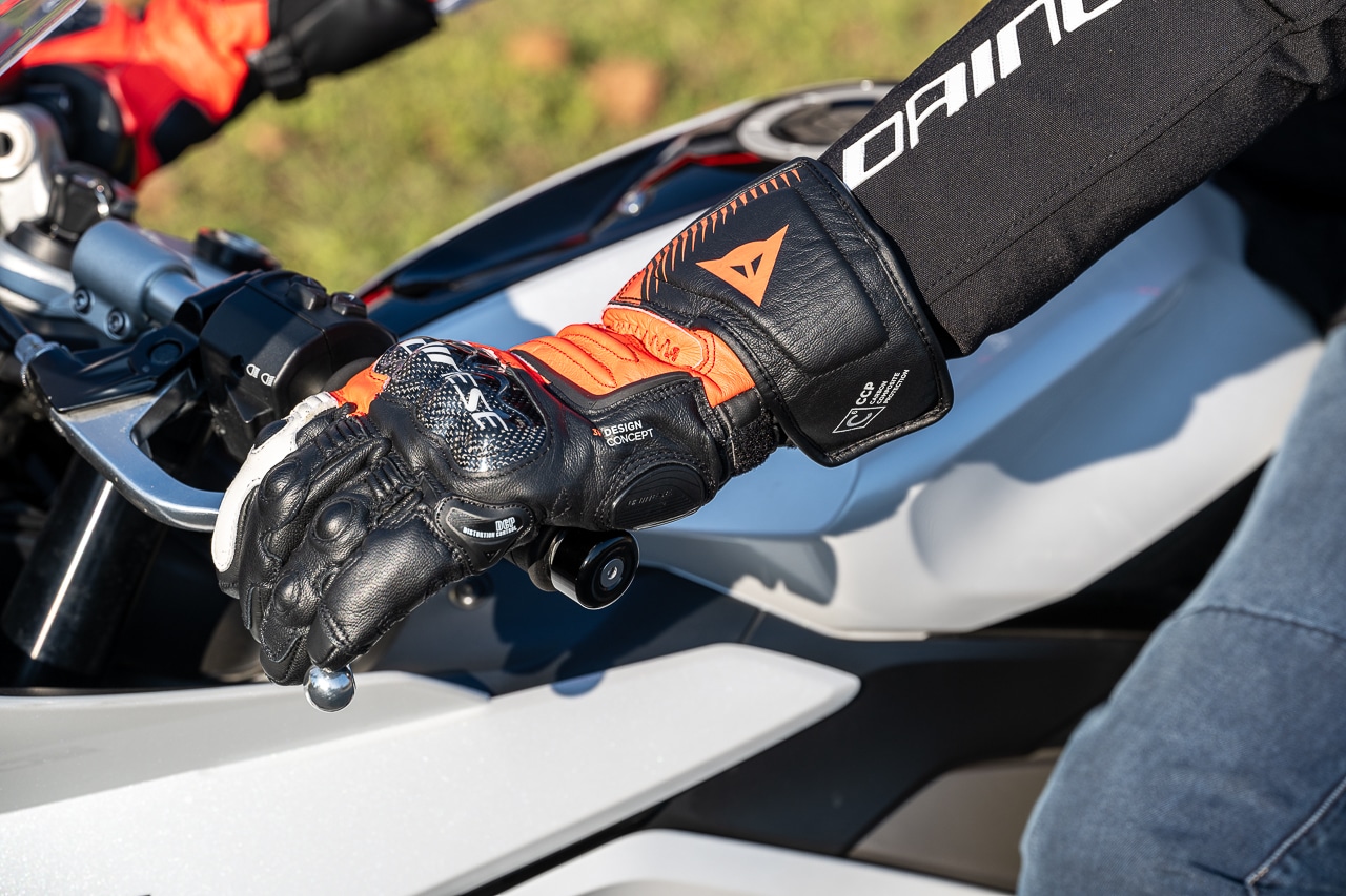 Dainese Giacca Racing 3 D-Dry e Guanti Carbon 4