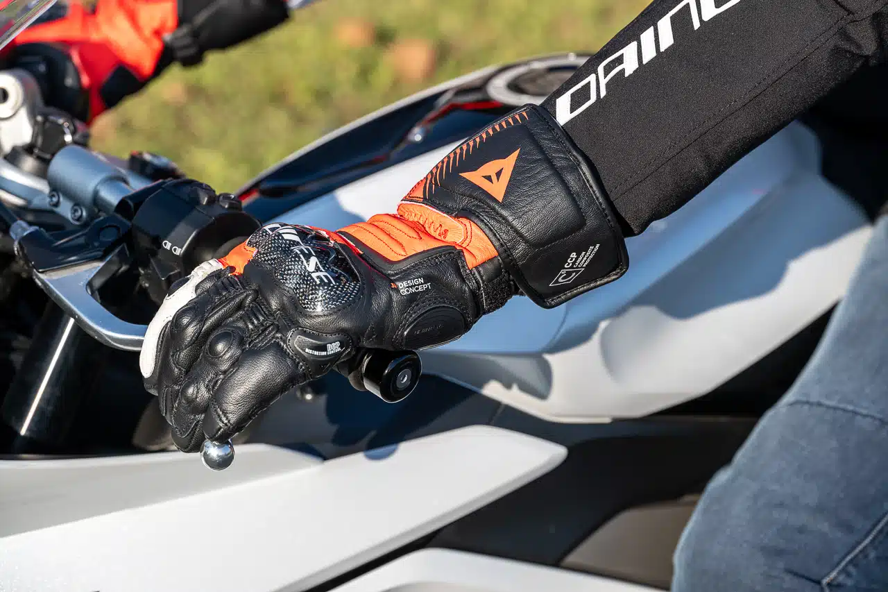Dainese Giacca Racing 3 D-Dry e Guanti Carbon 4