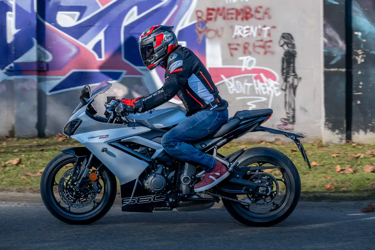 Dainese Giacca Racing 3 D-Dry e Guanti Carbon 4