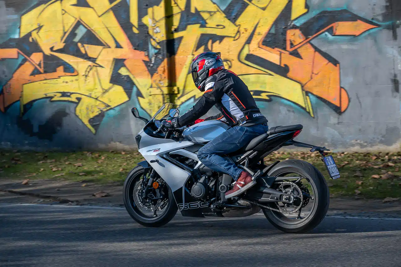Dainese Giacca Racing 3 D-Dry e Guanti Carbon 4