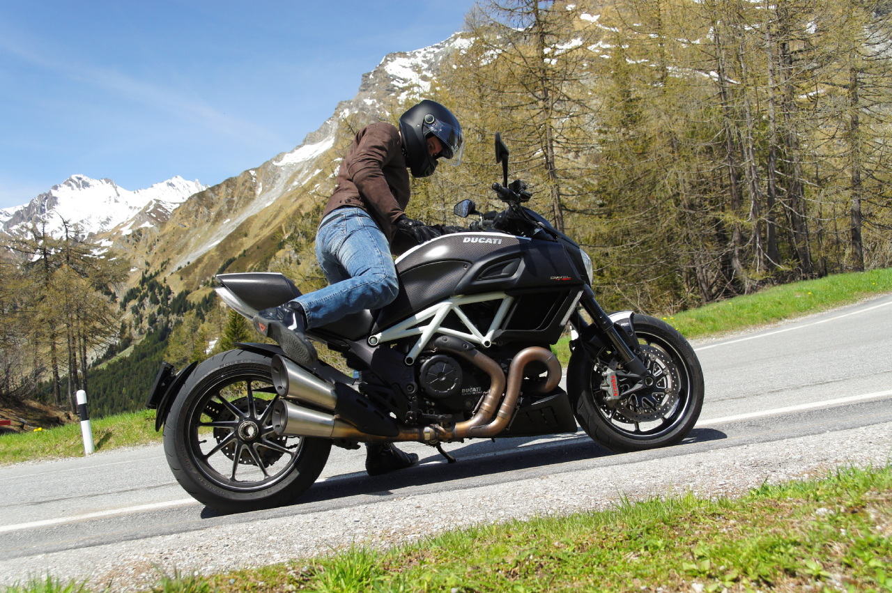 Ducati Diavel Carbon, prova su strada 2015