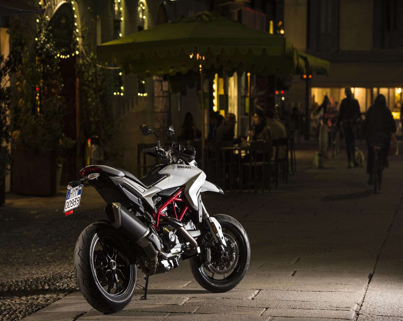 Ducati Hypermotard 939 - MEGA GALLERY