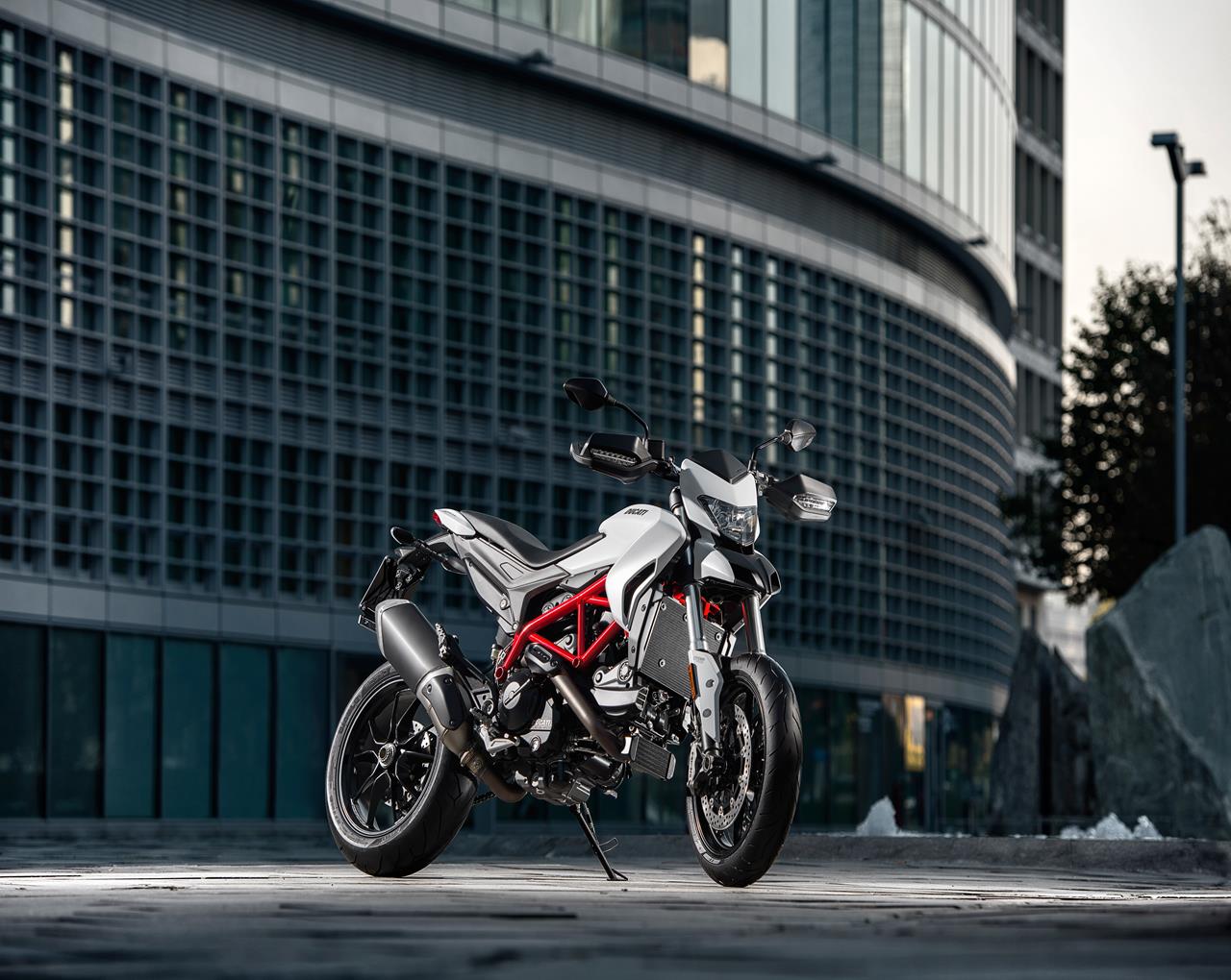 Ducati Hypermotard 939 - MEGA GALLERY