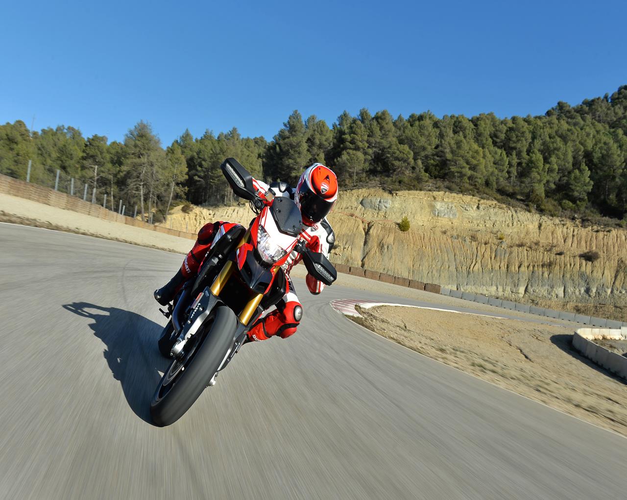 Ducati Hypermotard 939 - MEGA GALLERY