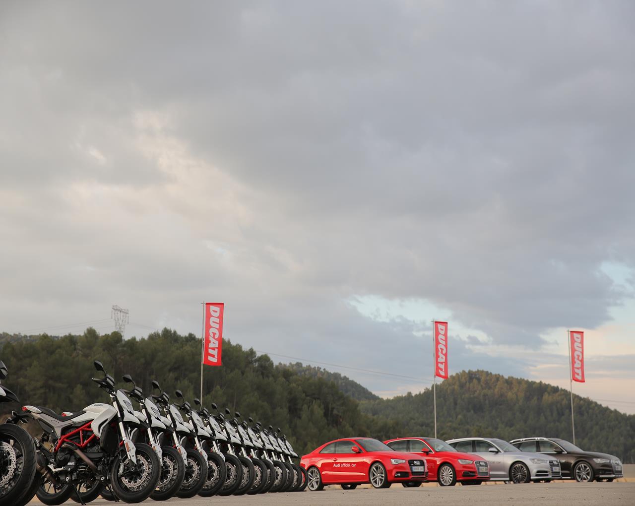 Ducati Hypermotard 939 - MEGA GALLERY