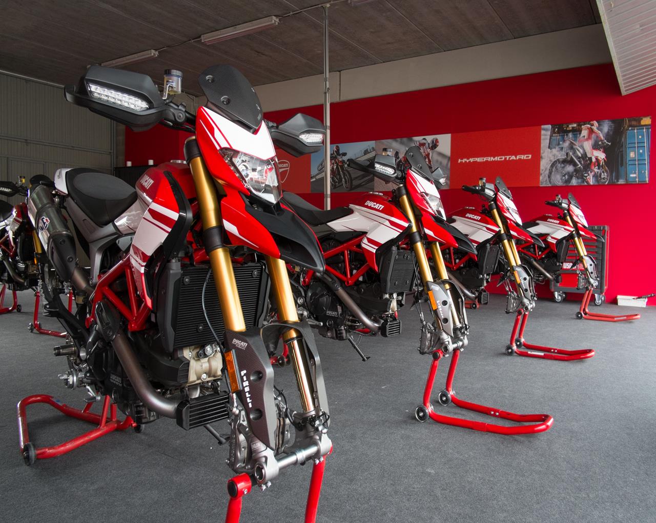 Ducati Hypermotard 939 - MEGA GALLERY