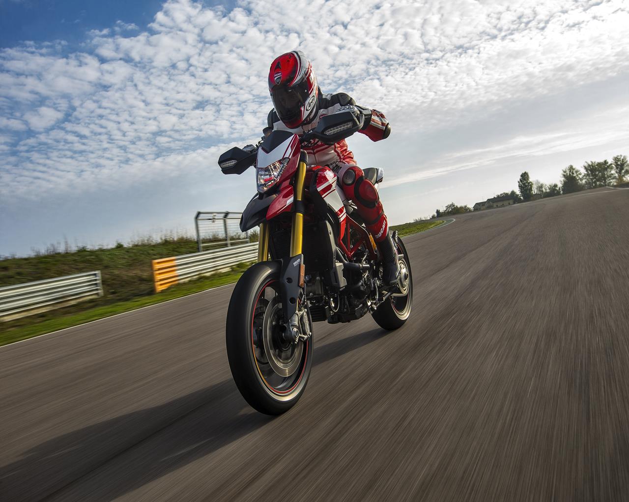 Ducati Hypermotard 939 - MEGA GALLERY