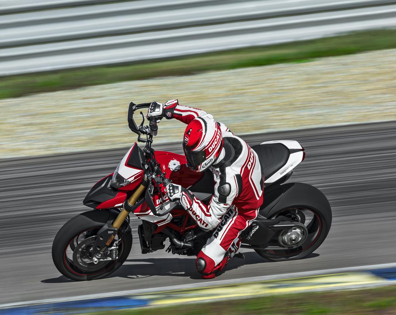 Ducati Hypermotard 939 - MEGA GALLERY