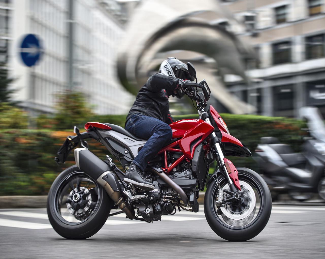 Ducati Hypermotard 939 - MEGA GALLERY