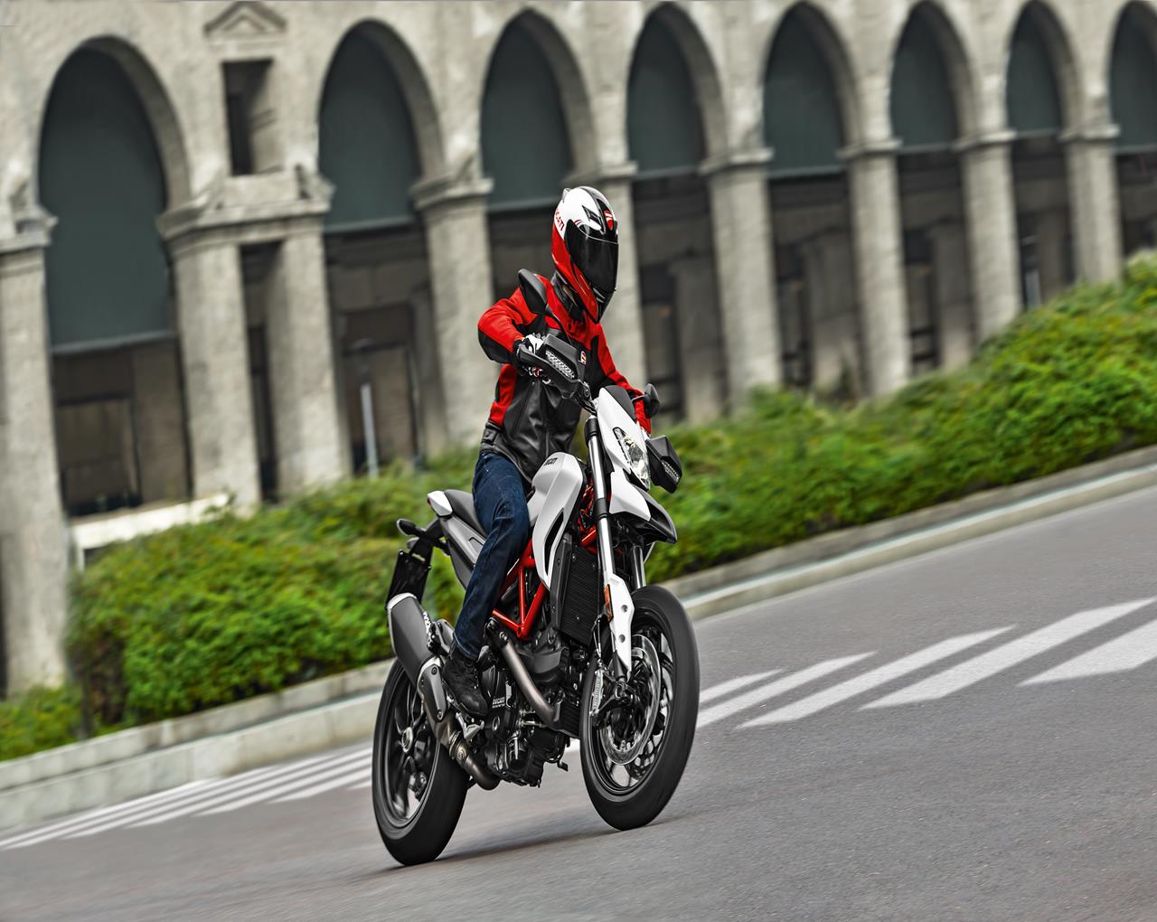 Ducati Hypermotard 939 - MEGA GALLERY