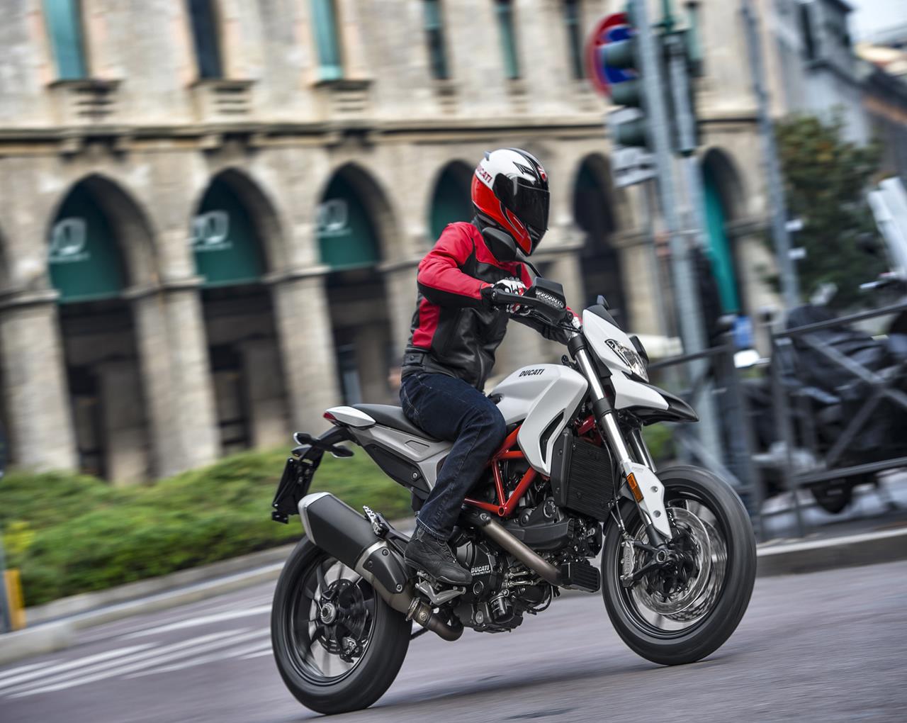 Ducati Hypermotard 939 - MEGA GALLERY