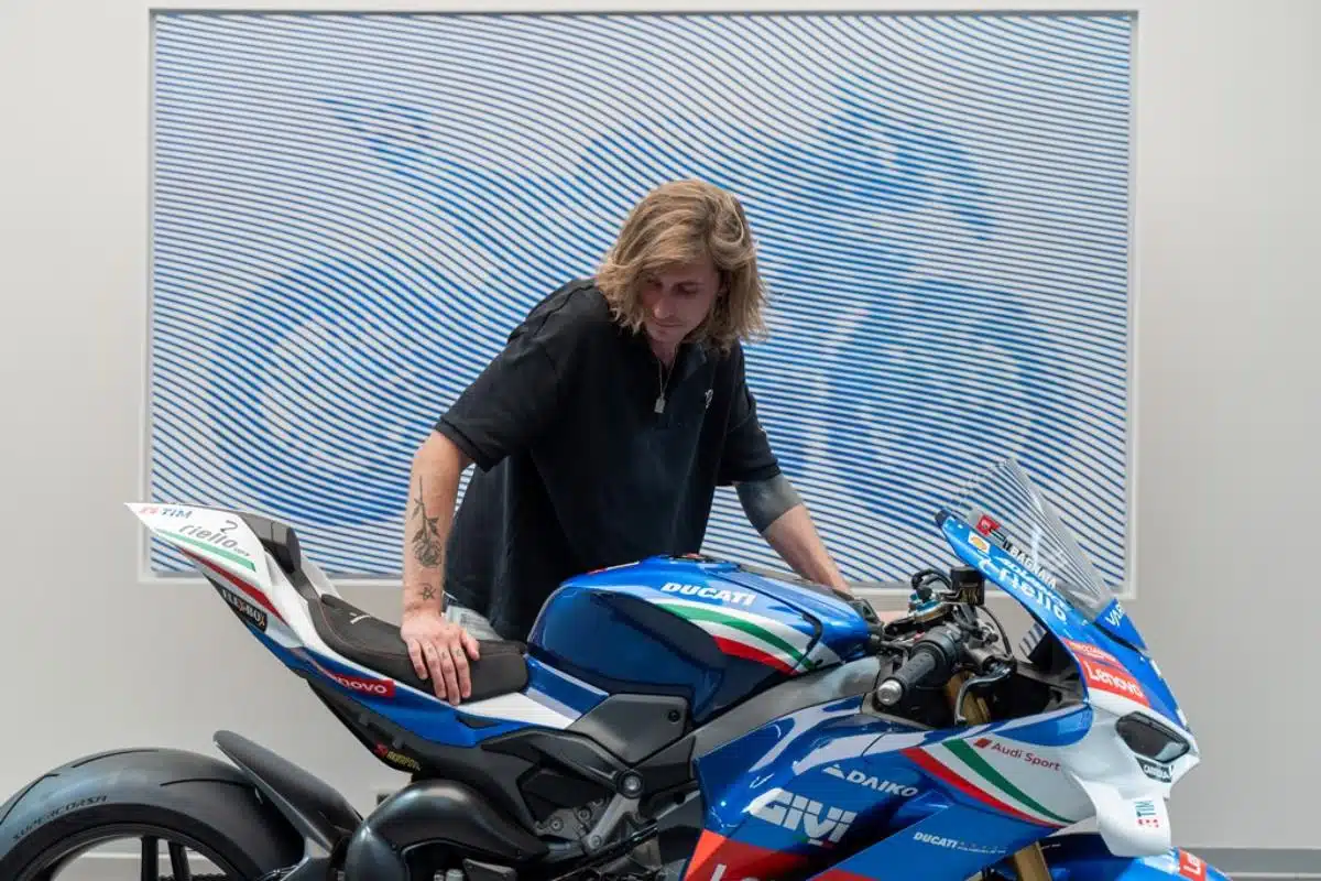 Ducati Panigale V4 Tricolore Italia - Opera d'arte Andrea Crespi