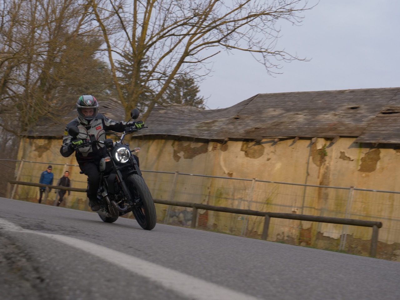 Ducati Scrambler Icon Dark 2020 - prova su strada 