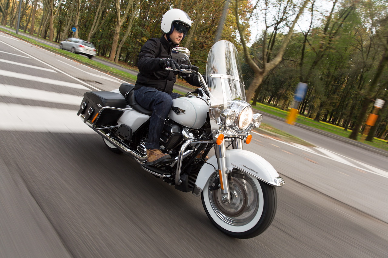 Harley-Davidson Road King Classic - Prova su Strada 2016