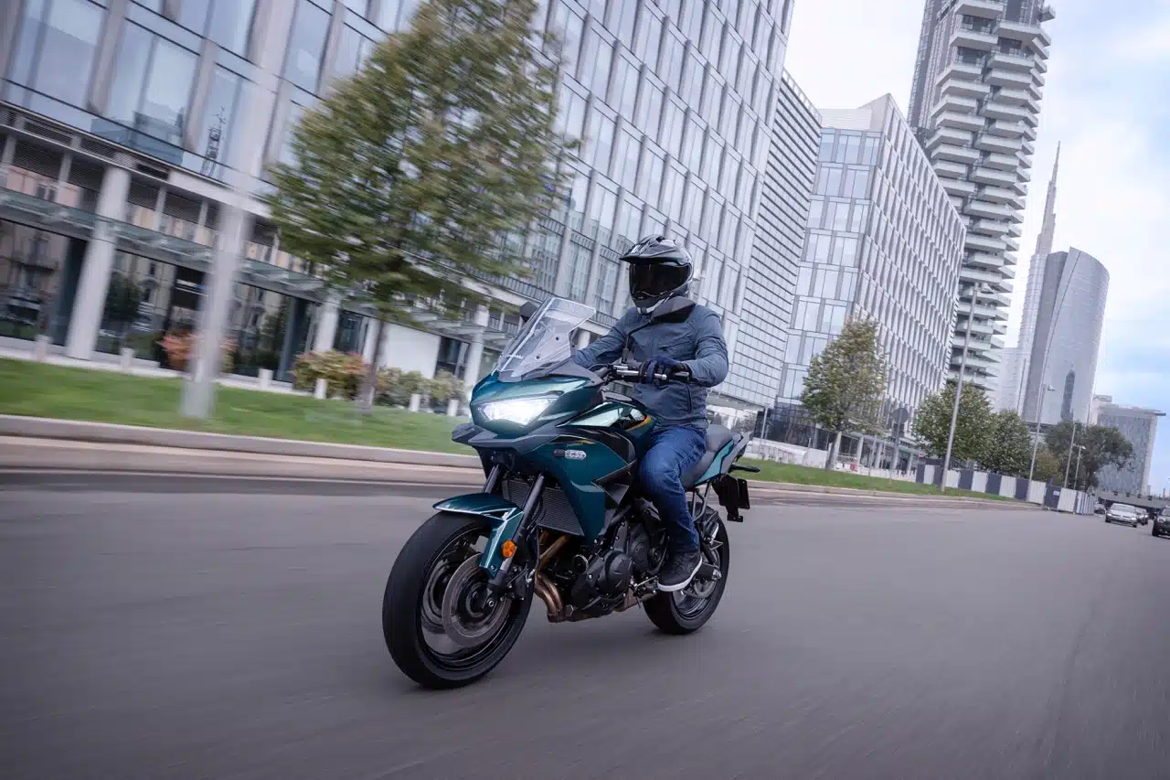 Kawasaki Versys 650, W230 e Meguro S1 MY 2026