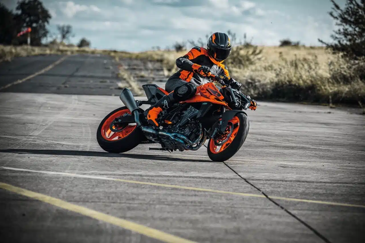 KTM 990 Duke 2024 - Foto ufficiali