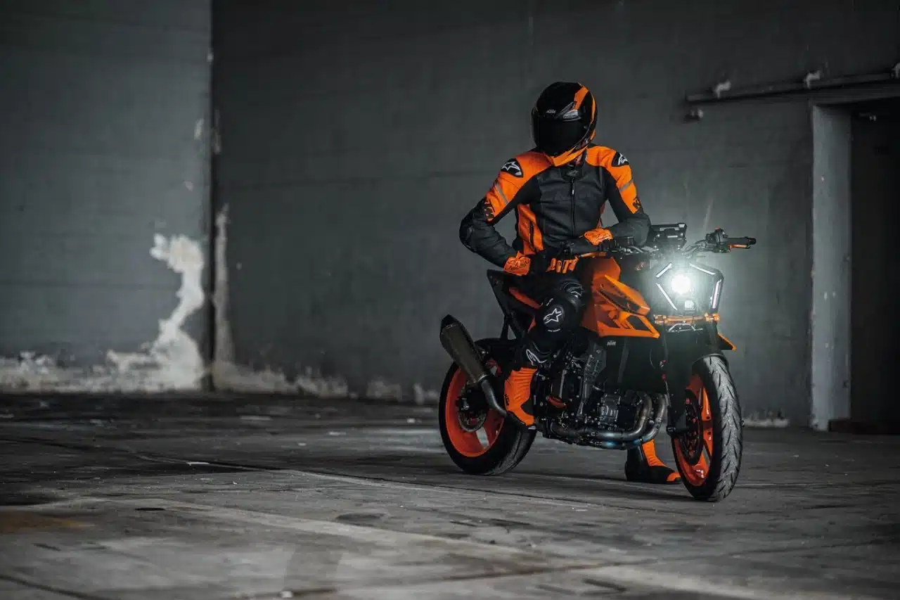 KTM 990 Duke 2024 - Foto ufficiali