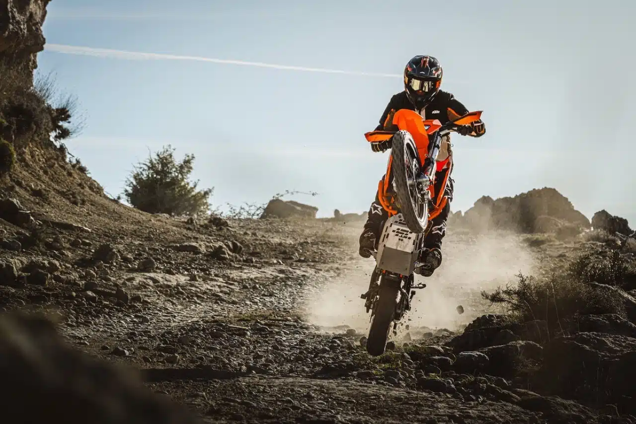 KTM Enduro R e KTM 690 SMC R 2026 - Foto ufficiali