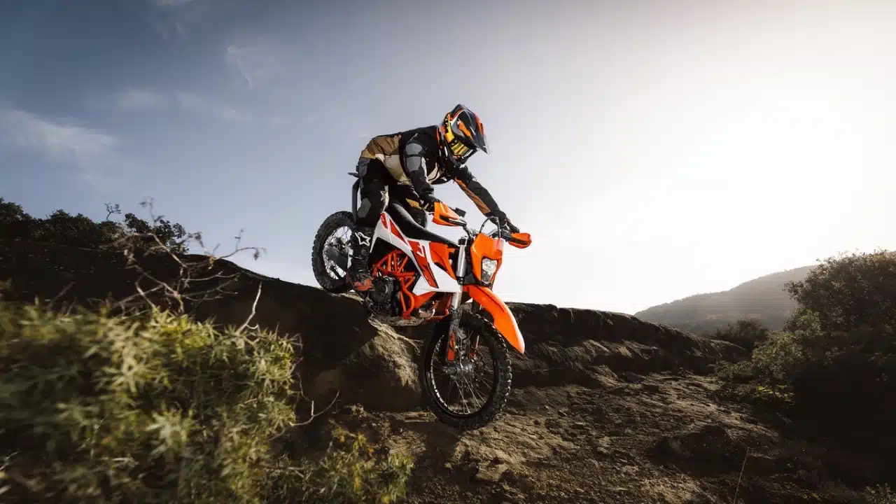 KTM Enduro R e KTM 690 SMC R 2026 - Foto ufficiali