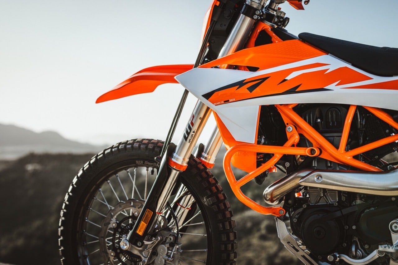 KTM Enduro R e KTM 690 SMC R 2026 - Foto ufficiali