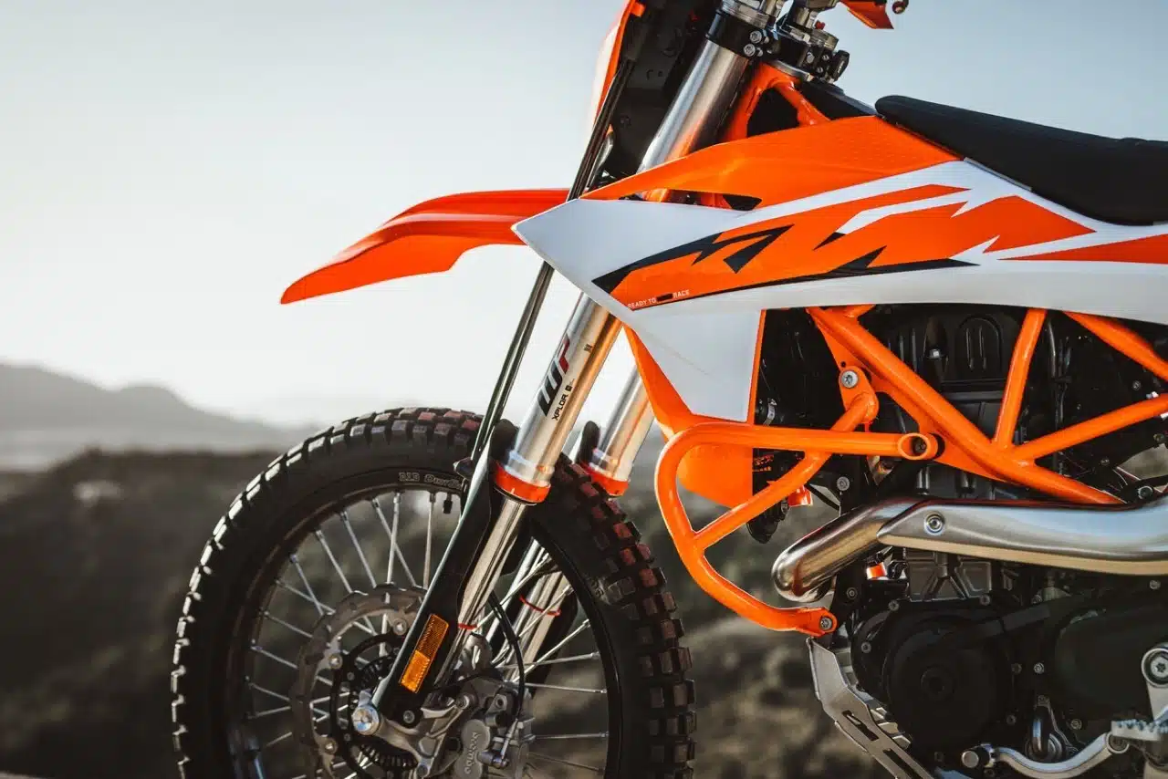 KTM Enduro R e KTM 690 SMC R 2026 - Foto ufficiali