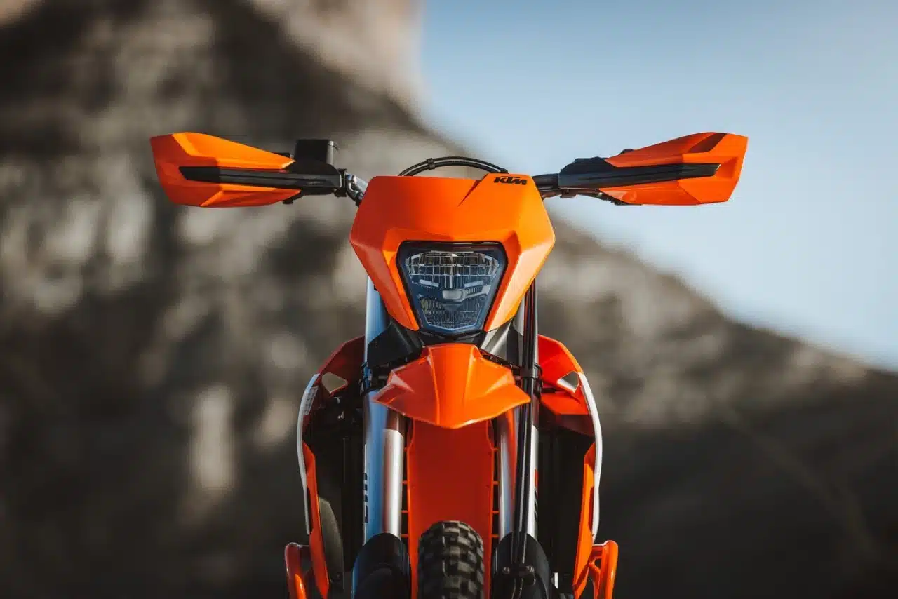 KTM Enduro R e KTM 690 SMC R 2026 - Foto ufficiali