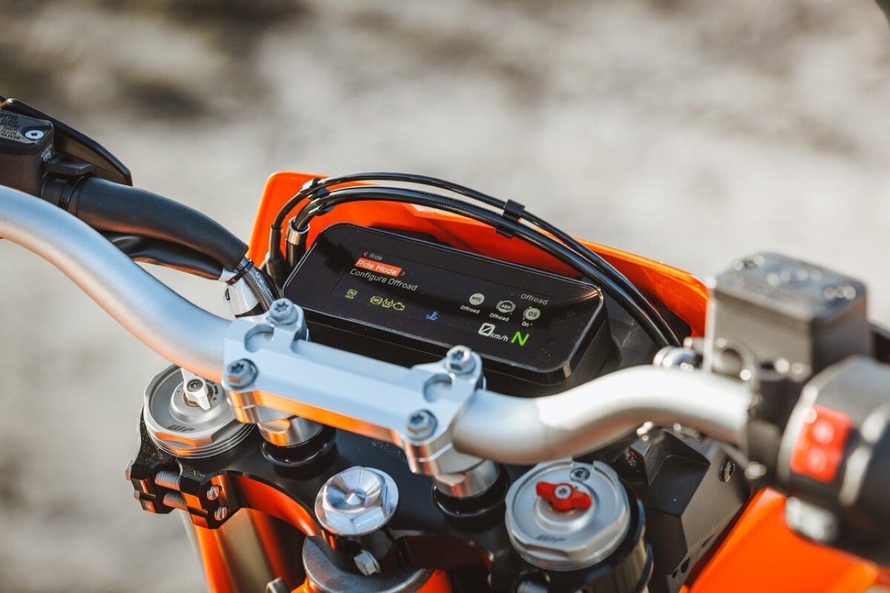 KTM Enduro R e KTM 690 SMC R 2026 - Foto ufficiali