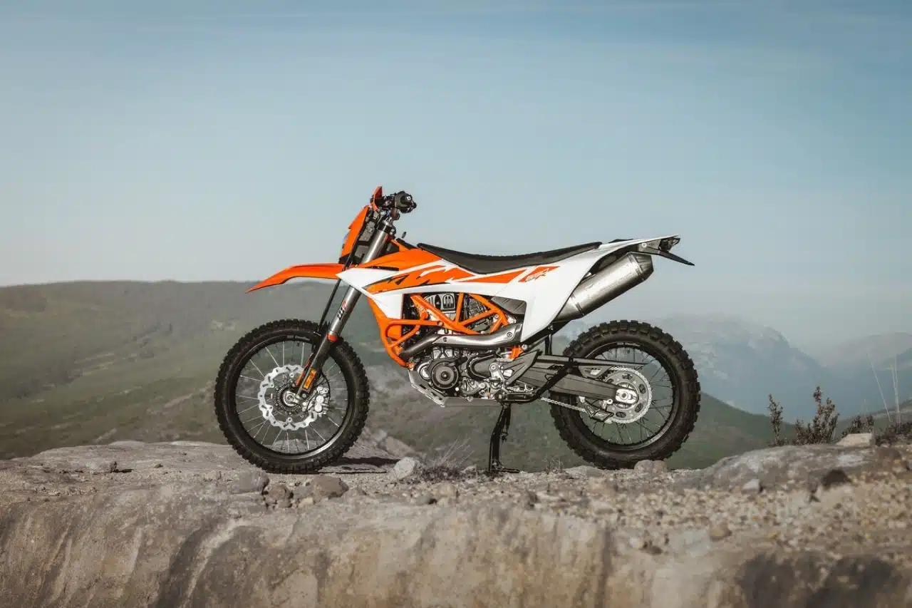 KTM Enduro R e KTM 690 SMC R 2026 - Foto ufficiali