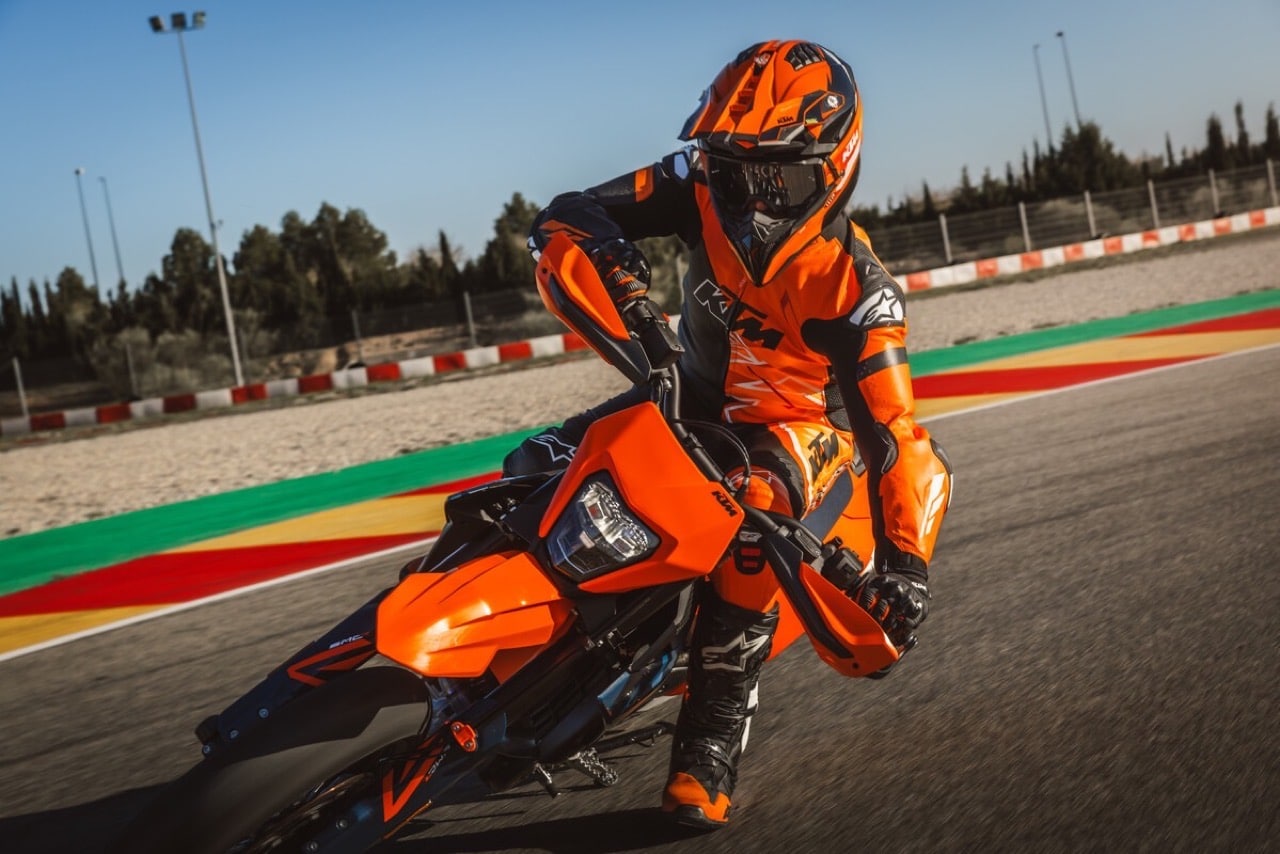 KTM Enduro R e KTM 690 SMC R 2026 - Foto ufficiali