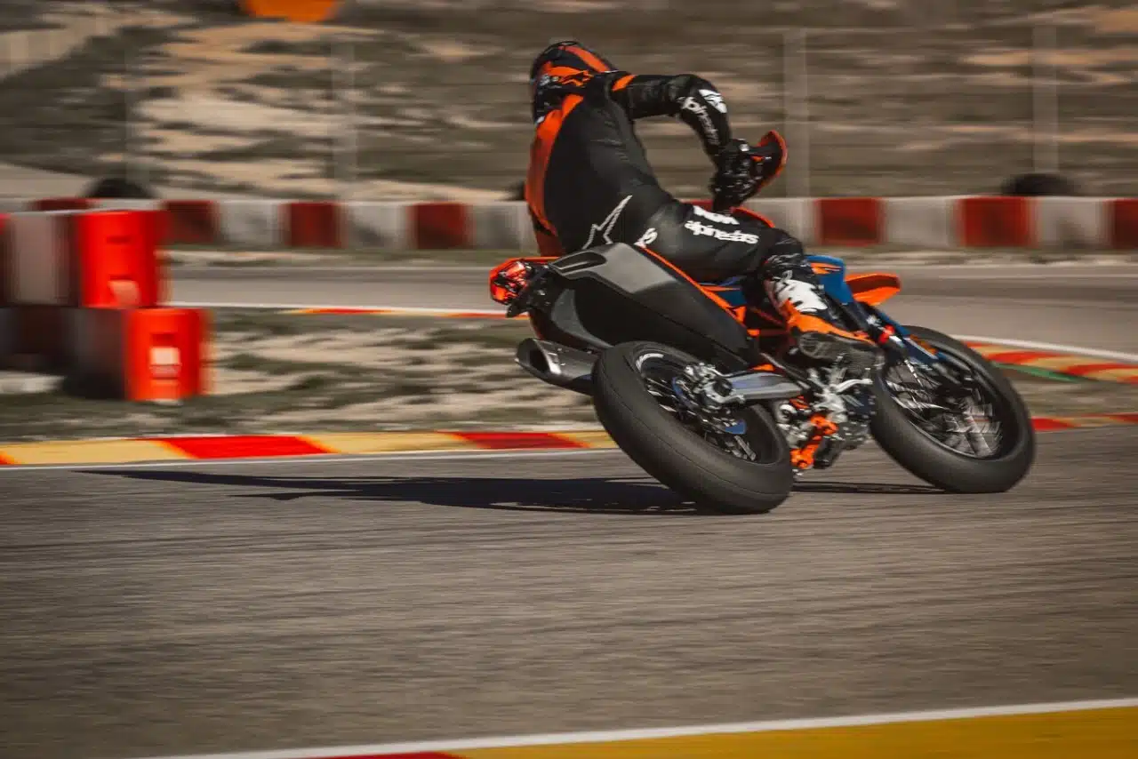 KTM Enduro R e KTM 690 SMC R 2026 - Foto ufficiali
