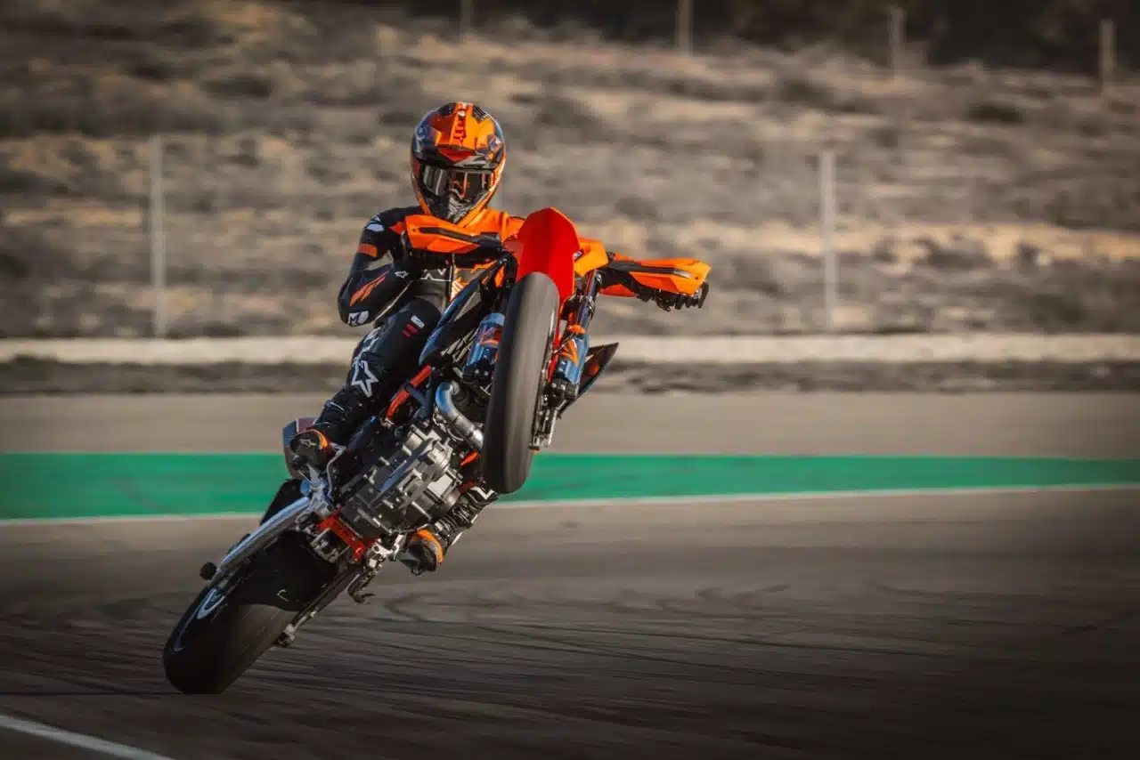 KTM Enduro R e KTM 690 SMC R 2026 - Foto ufficiali