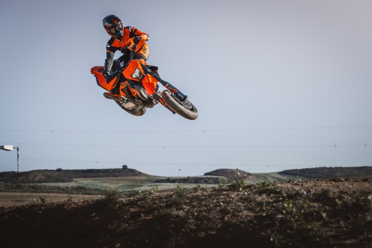KTM Enduro R e KTM 690 SMC R 2026 - Foto ufficiali