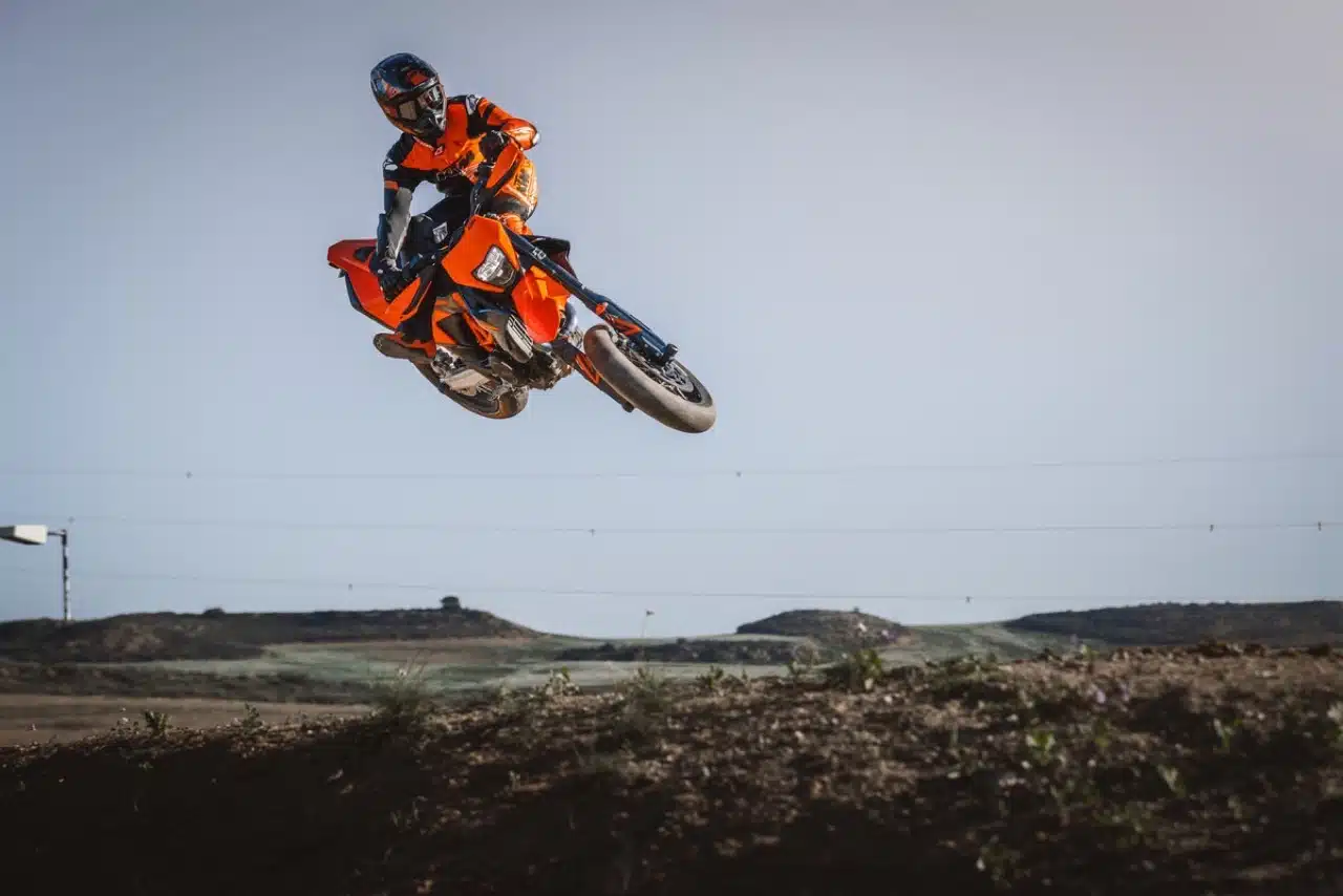 KTM Enduro R e KTM 690 SMC R 2026 - Foto ufficiali