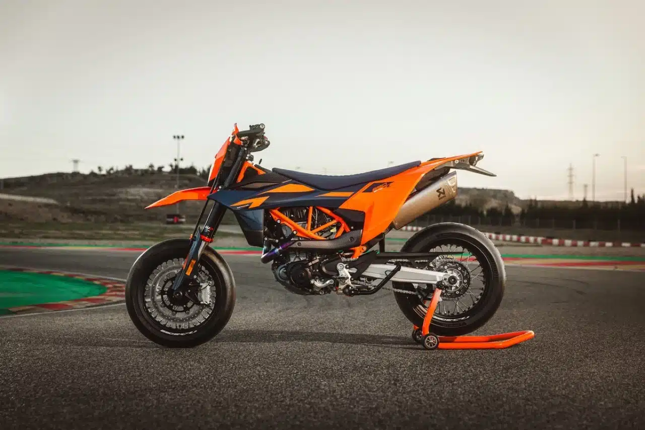 KTM Enduro R e KTM 690 SMC R 2026 - Foto ufficiali