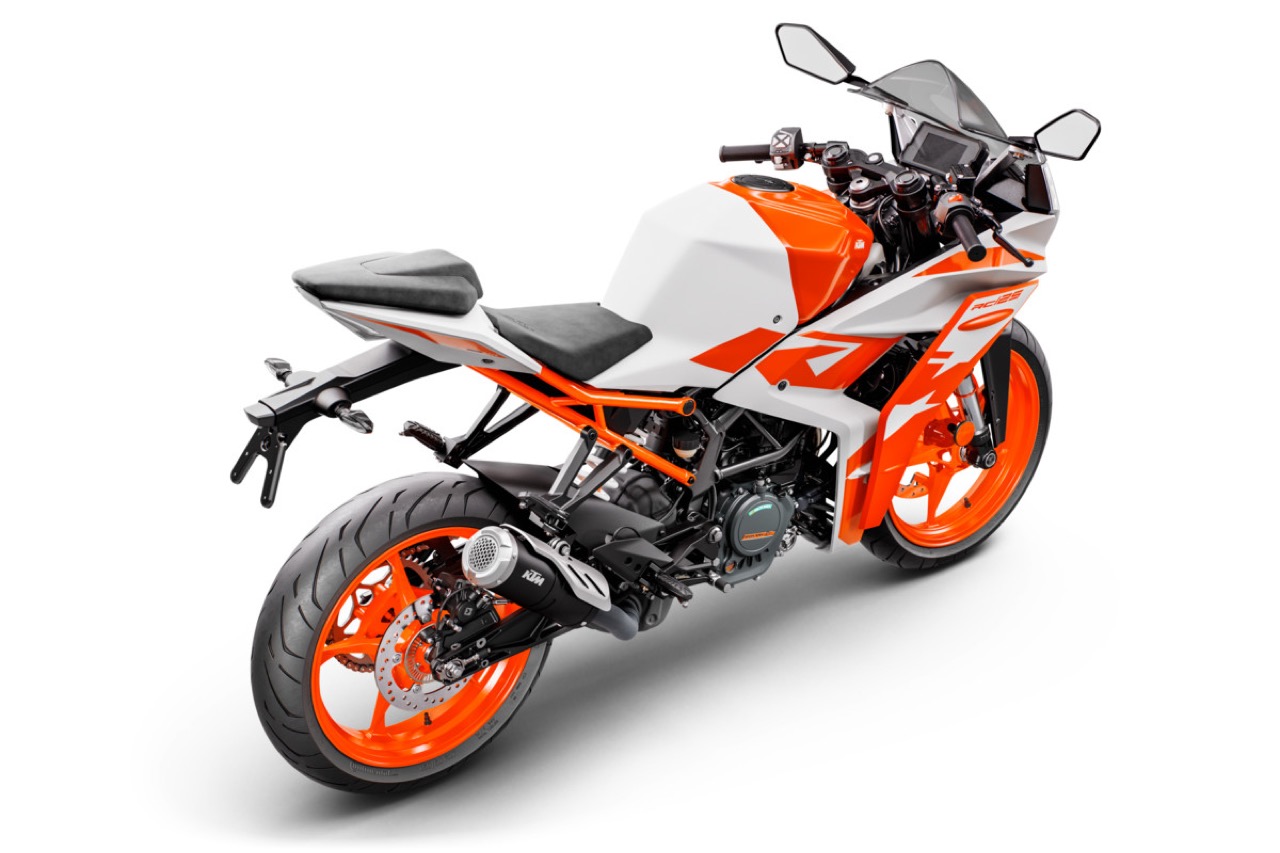 KTM RC 125 e RC 390 2022 - foto 