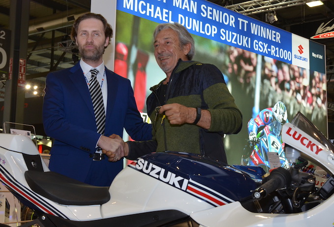 Marco Lucchinelli erhält die Suzuki GSX-R1000
