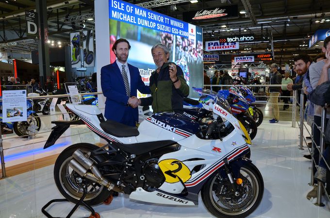 Marco Lucchinelli erhält die Suzuki GSX-R1000